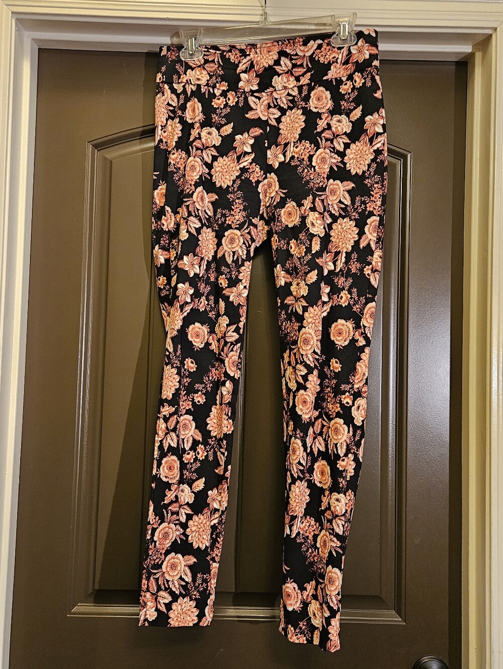 Zoe+Phoebe Black/Peach Floral Print Pull-On Pants - Size Medium